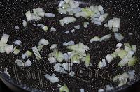 Шпинат тушеный с нутом и сметаной - Шаг 1